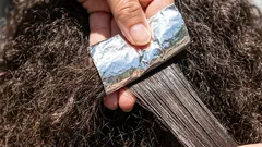 La carta stagnola fa miracoli: il trucco che trasforma i capelli ribelli in una chioma da sogno in pochi minuti