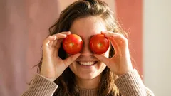 Il segreto di una pelle radiosa non sta nelle creme: cosa nascondono gli alimenti rossi