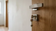 Perché non dovresti lasciare la chiave nella serratura durante la notte: gli esperti sfatano un famoso «trucco»